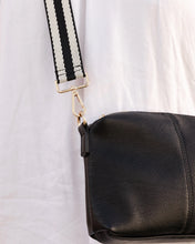 Load image into Gallery viewer, Daisy Stripe Crossbody Bag - Louenhide
